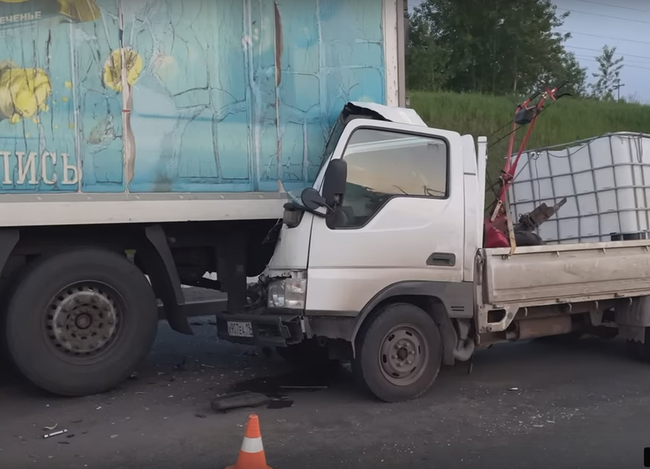 В Красноярске погиб водитель машины, врезавшись в стоящую фуру