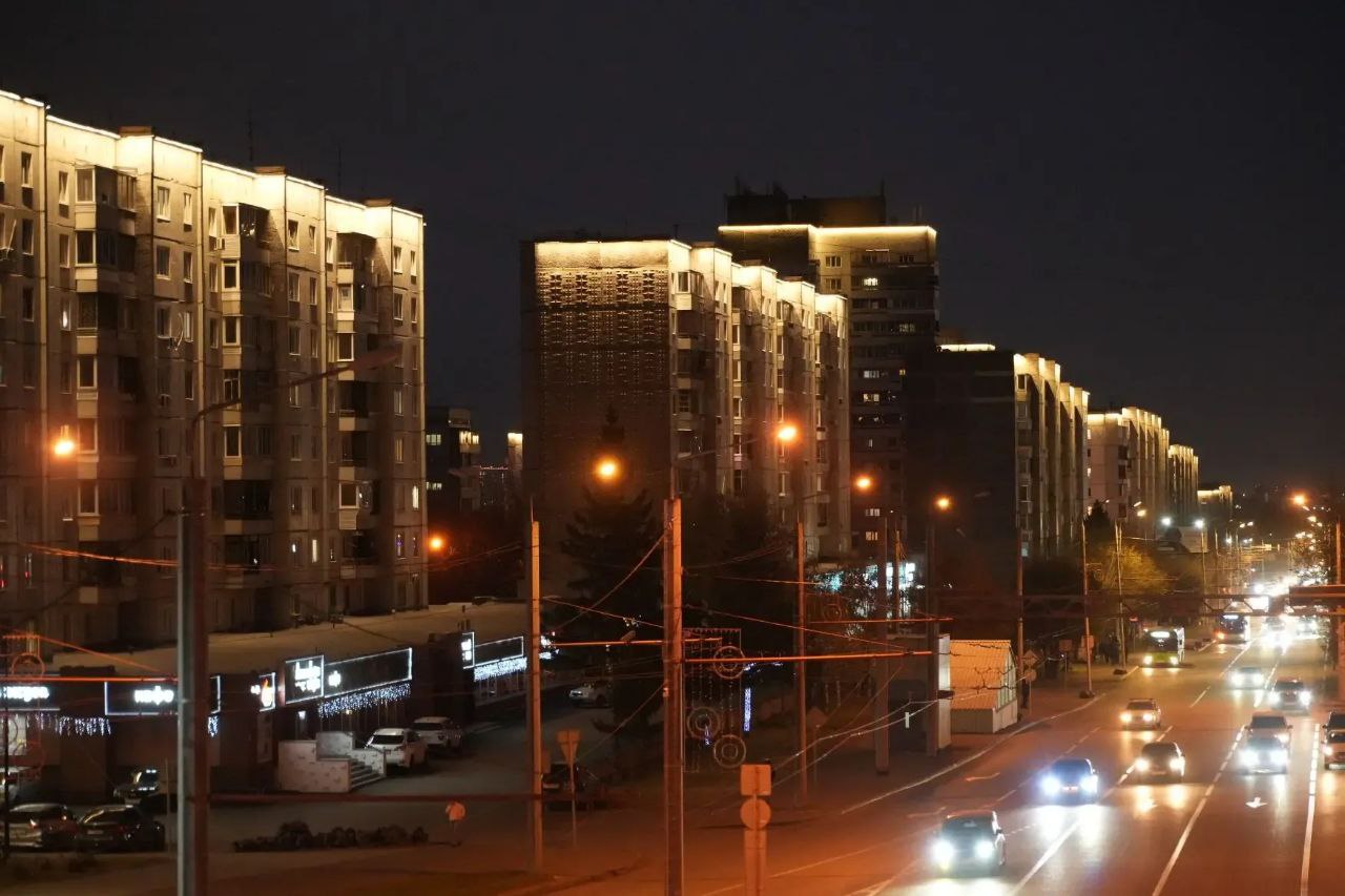 В Красноярске включили подсветку фасадов на улице Копылова