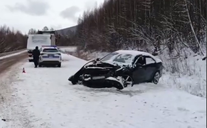 В Ермаковском районе в ДТП с грузовиком пострадали двое взрослых и двое детей