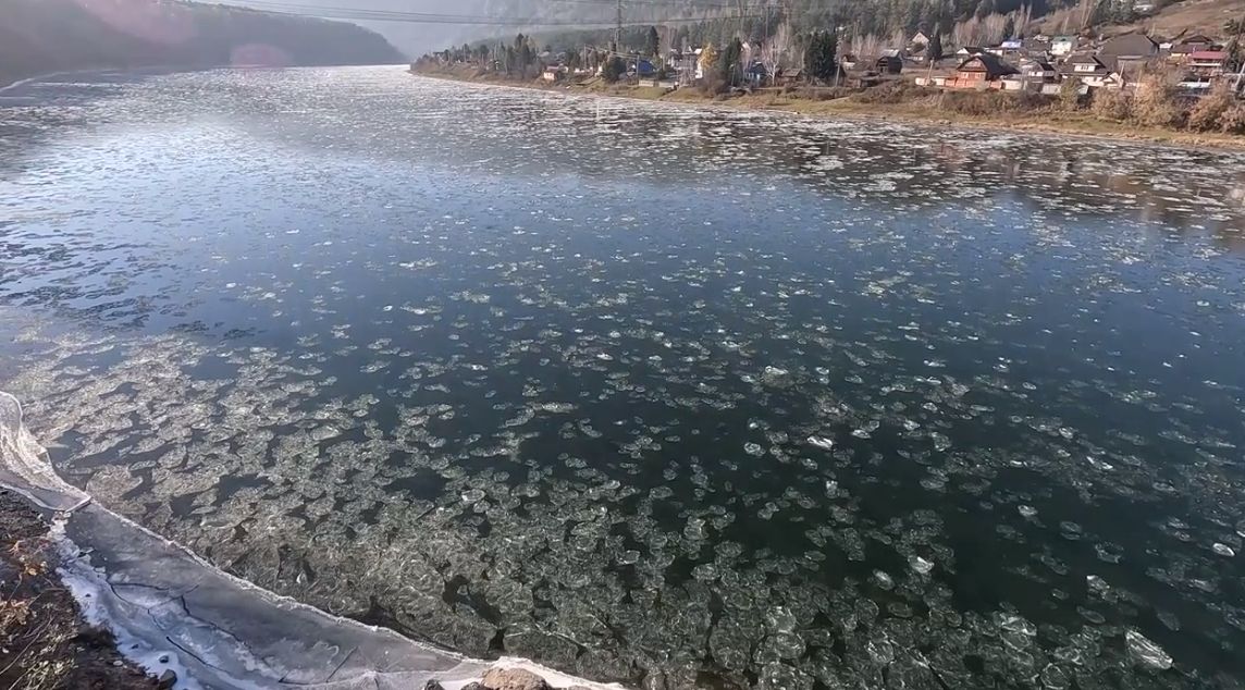 На реке Мане под Красноярском появился первый лед