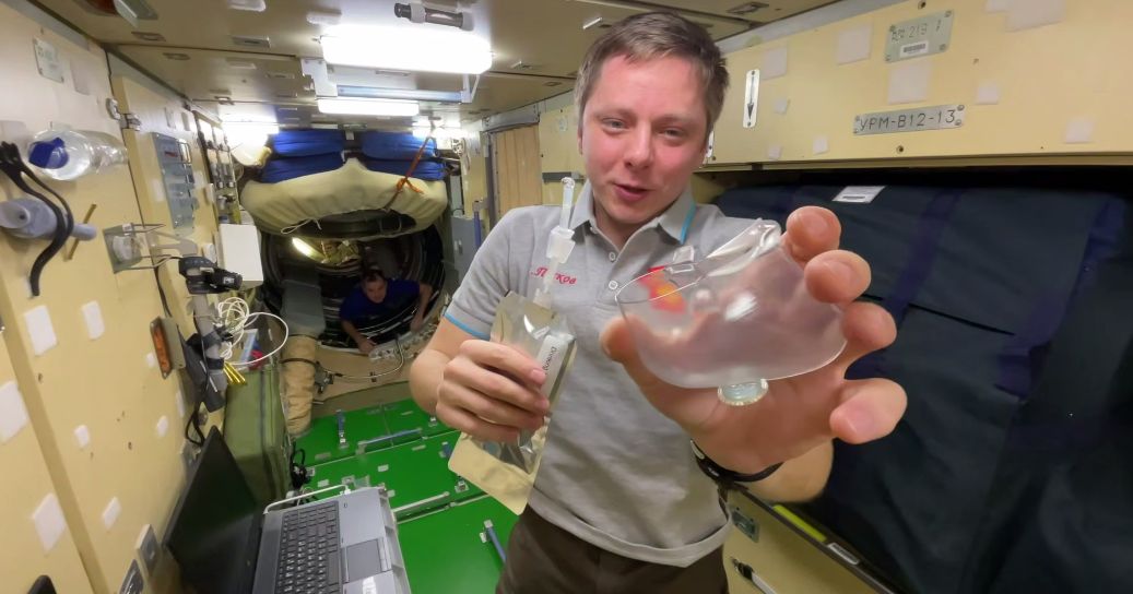 Космонавт из Назарова показал, как пьют кофе в невесомости