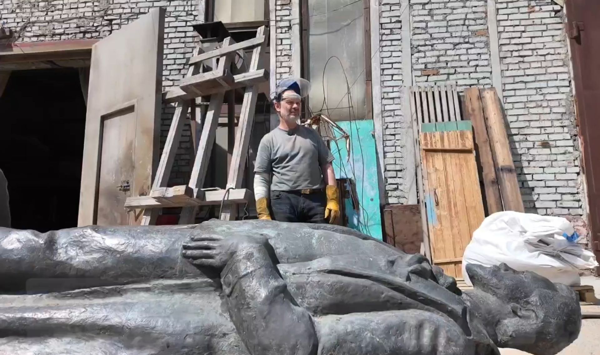 Памятник Чехову вернут на Театральную площадь Красноярска