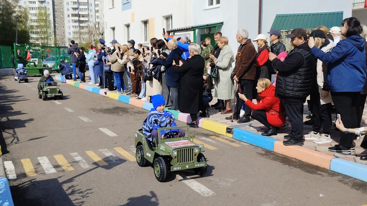 В Красноярске дошкольники приняли участие в параде «Наследники Победы»
