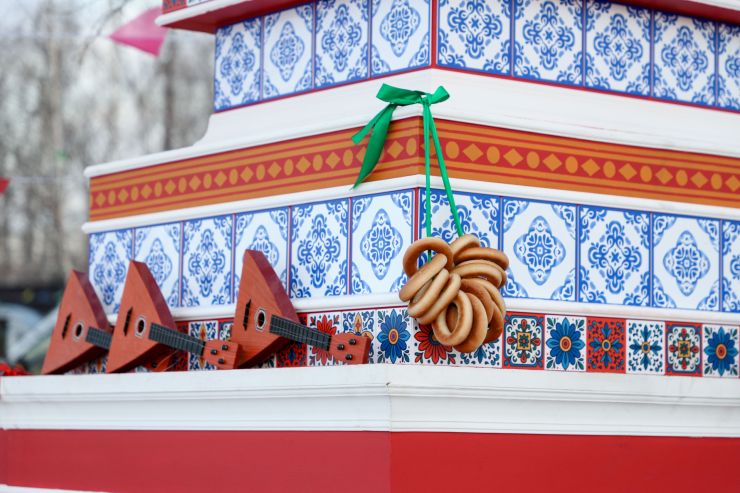 В Татышев-парке в Красноярске Масленицу отметят метанием валенка и боулингом с матрёшками