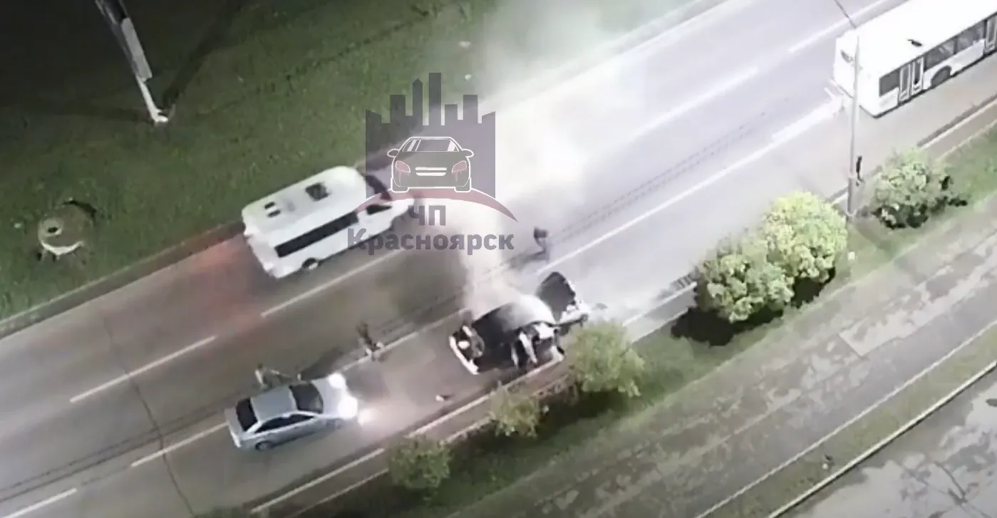 В Красноярске на улице Авиаторов сгорел «Мерседес»