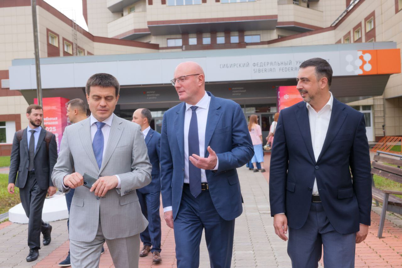 Вице-премьер Правительства РФ Чернышенко и глава Красноярского края Котюков проверили ход приёмной кампании в СФУ