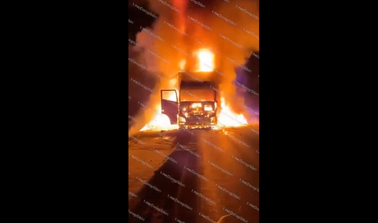 На трассе под Канском сгорела фура с 25 тоннами одежды