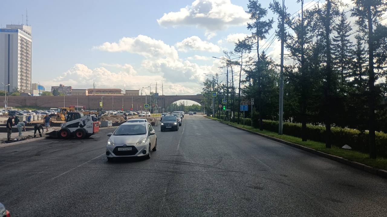 В Красноярске заасфальтировали дорогу на Дубровинского