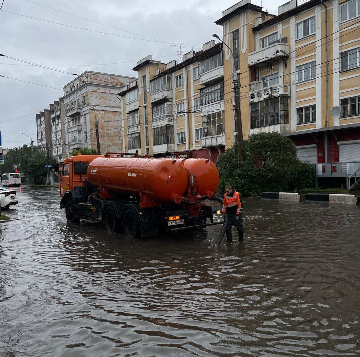 В Красноярске с дождем борются 12 единиц техники