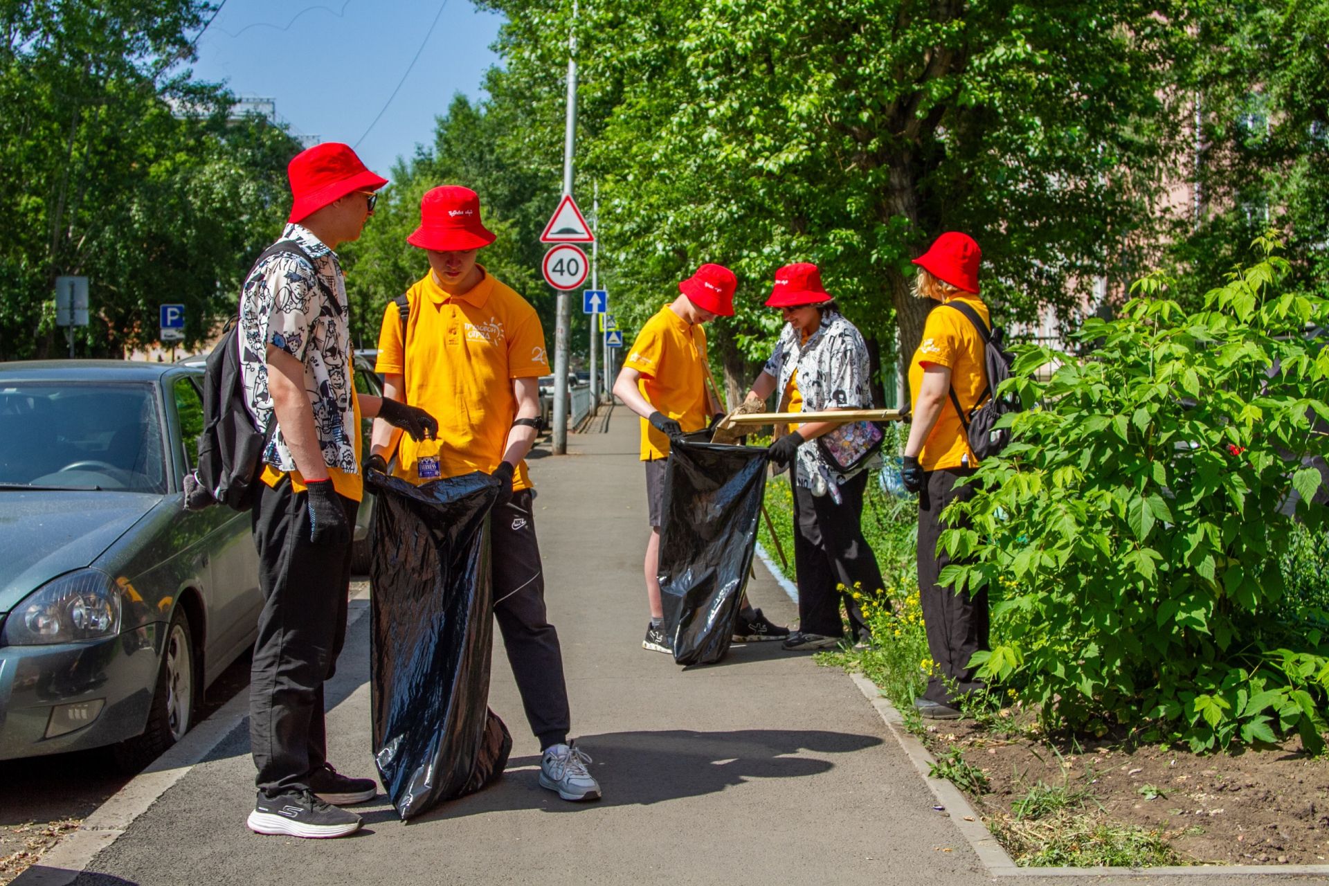 В Красноярске свыше 8,5 тысяч мешков мусора убрали бойцы Трудового отряда в августе 