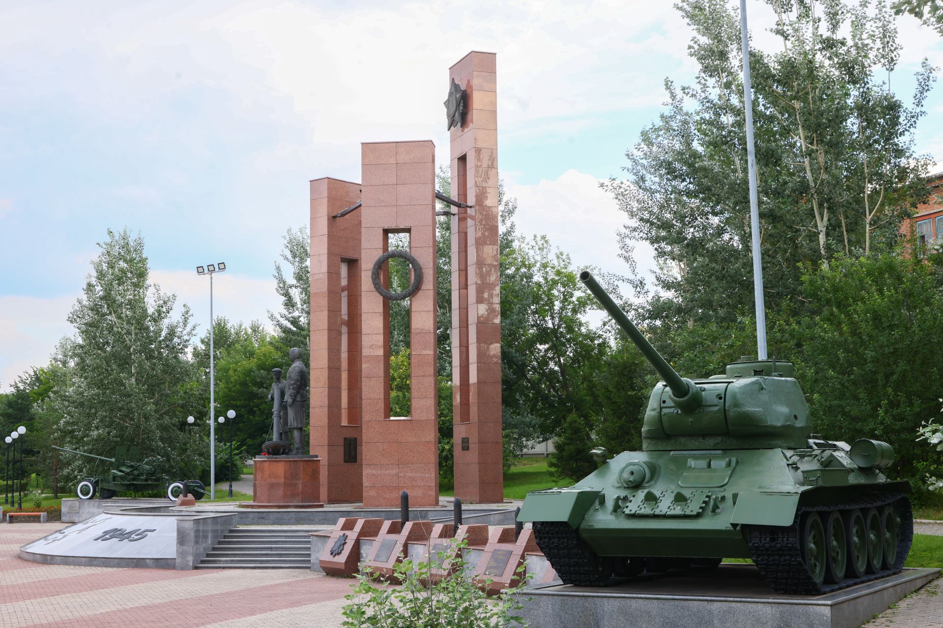 К 70-летию Победы в Ленинском районе был торжественно открыт крупный мемориальный комплекс