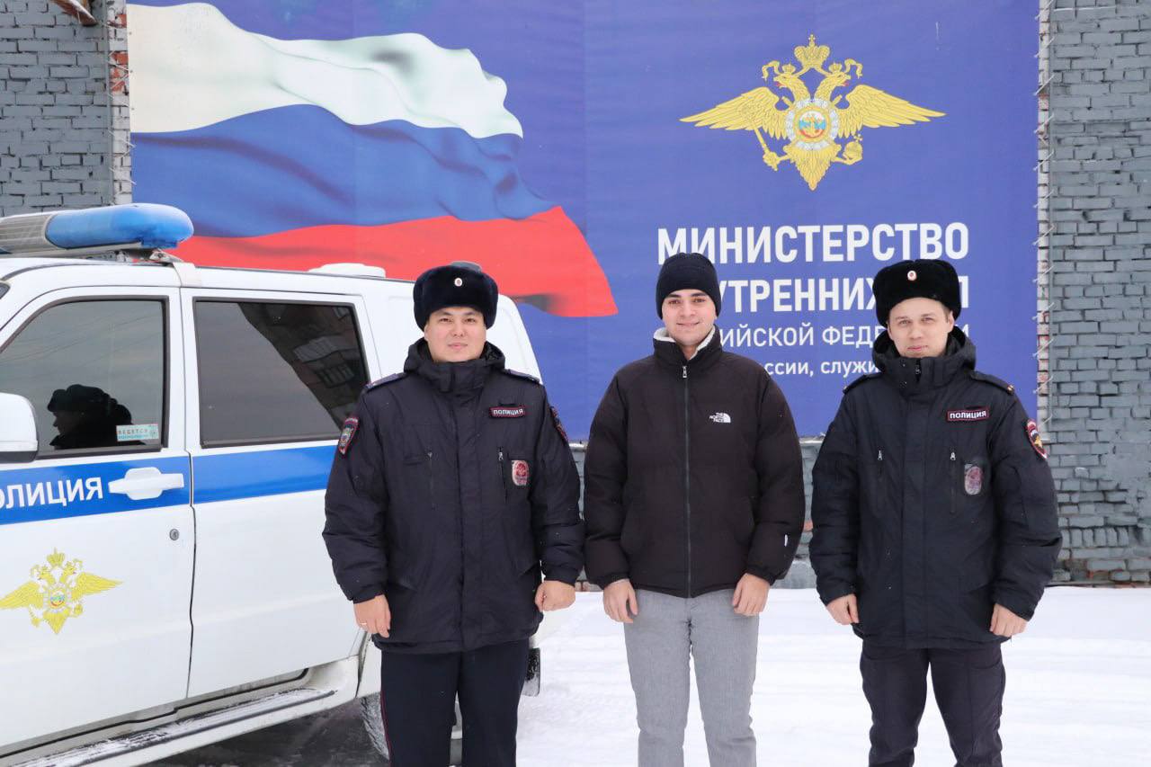 В Норильске полицейские и пожарный вытащили мужчину из горящей квартиры