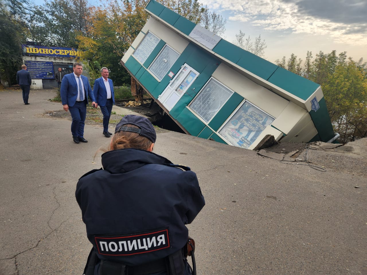 В Красноярске на Никитина павильон провалился под землю из-за порыва трубы