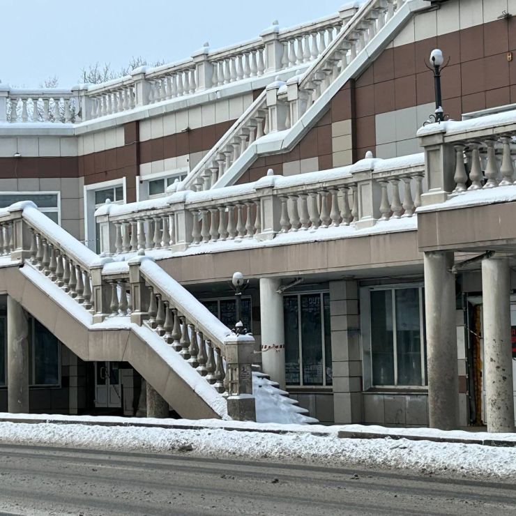 Пешеходный переход на улице Дубровинского в Красноярске закрыт и огорожен