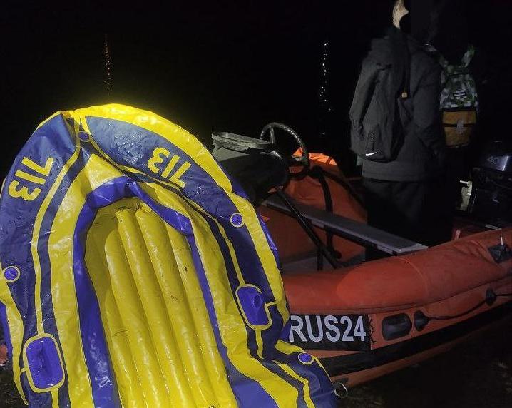 Под Красноярском спасли подростков на поврежденной лодке