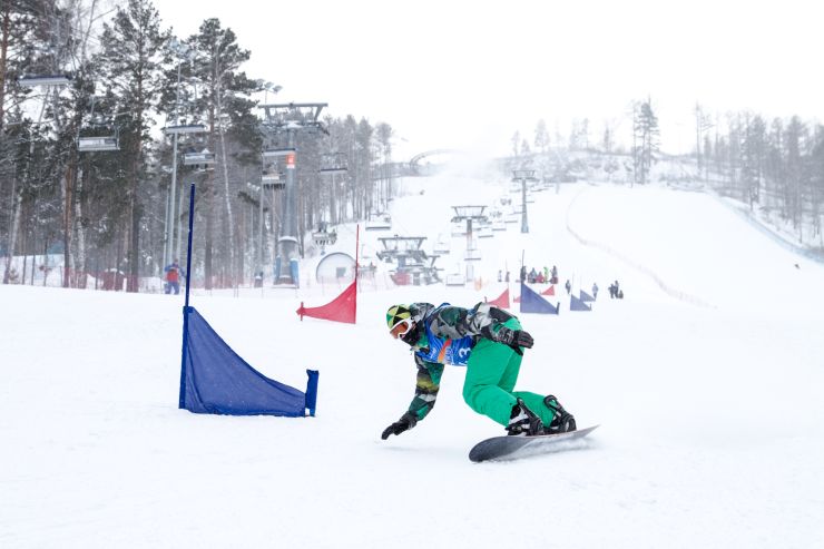 Первый снежный старт: лыжники и сноубордисты вышли на склоны «Бобрового лога»