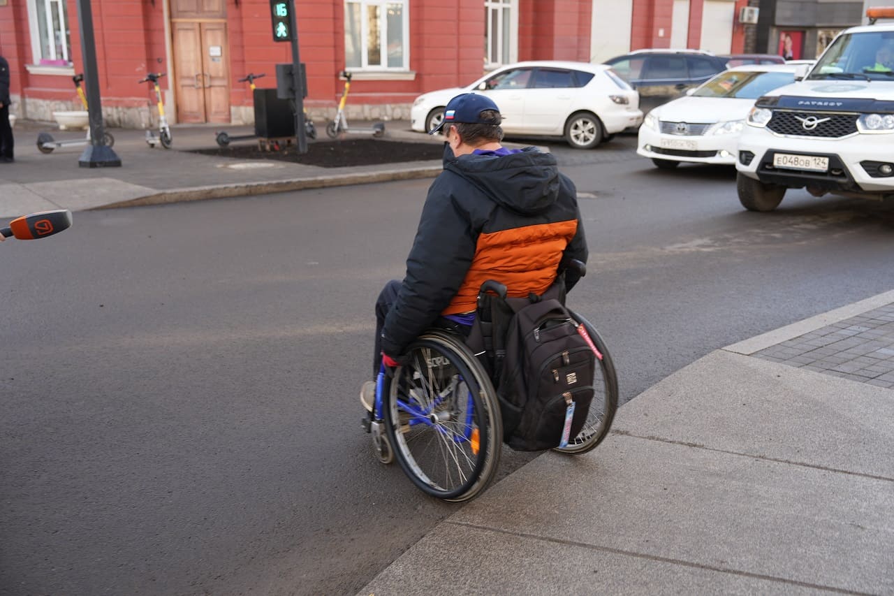 Центральные улицы Красноярска проверили на удобство для маломобильных граждан
