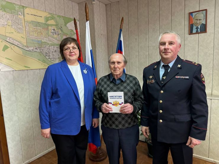 В Красноярском крае 88-летний заслуженный учитель Узбекистана принес Присягу гражданина России