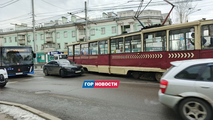 На улице Мичурина в Красноярске произошло ДТП с трамваем