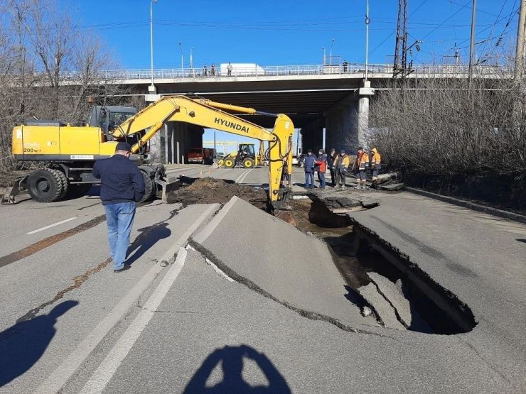 На Семафорной полностью перекрыли движение 