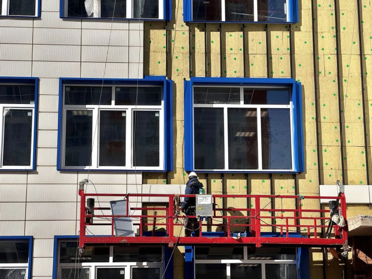 В самой большой школе на правобережье Красноярска началась отделка фасадов