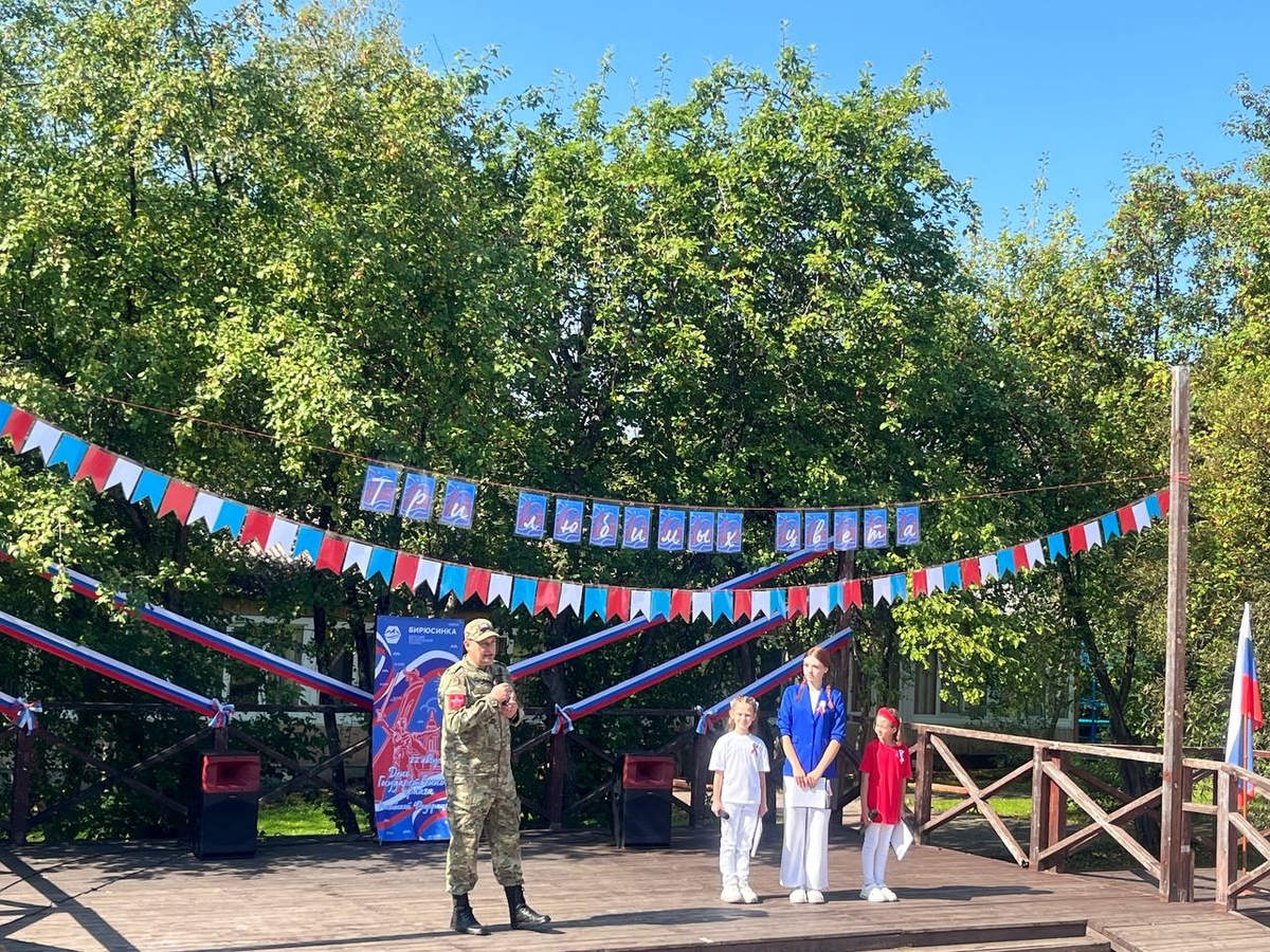 Юные патриоты России отмечают День Государственного флага