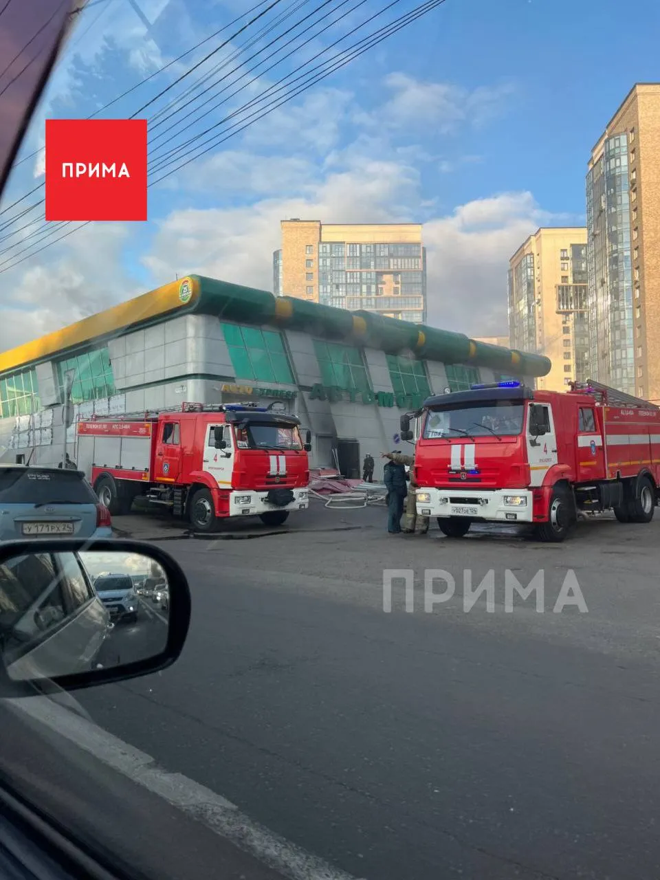 В Красноярске на Партизана Железняка горит автомойка на 70 кв. метрах