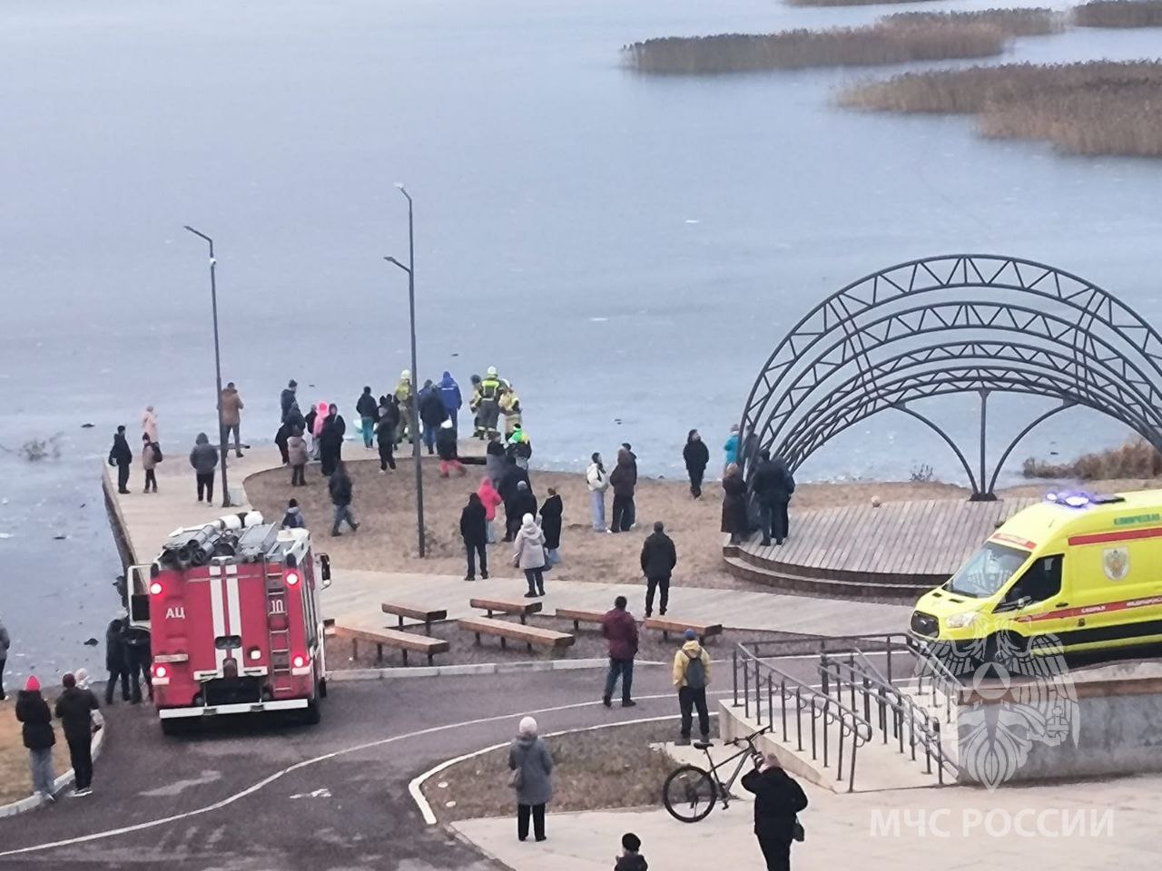 Мужчина провалился под лед во время прогулки по озеру в Железногорске