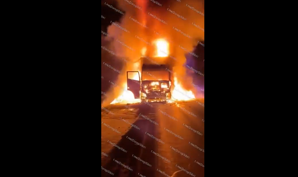 На трассе под Канском сгорела фура с 25 тоннами одежды