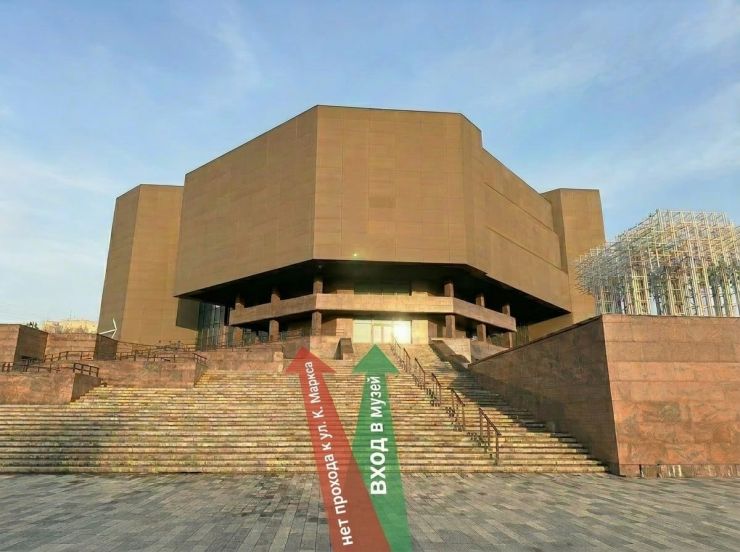 Площадь перед музеем на Стрелке в Красноярске огородили забором до ноября