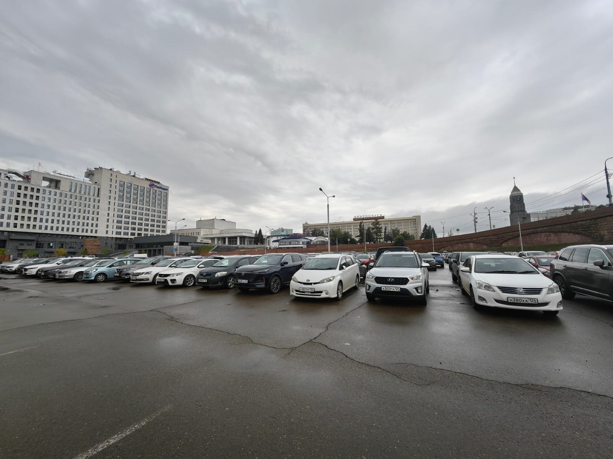 Парковка у Коммунального моста в Красноярске станет городской и подешевеет
