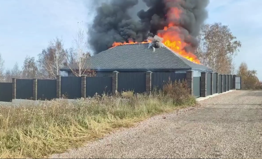 Под Красноярском загорелся частный дом