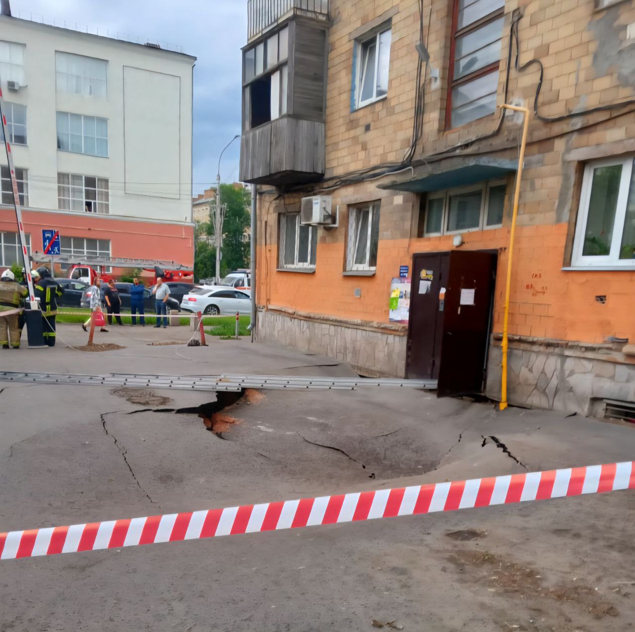 В центре Красноярска специалисты обследуют место провала грунта