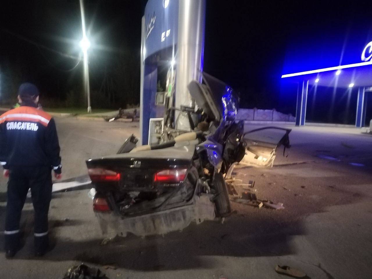 В Ачинске водитель врезался в бензоколонку и погиб