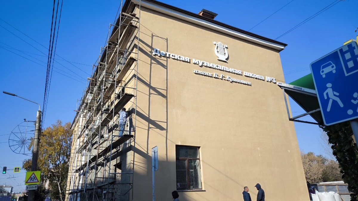 В Красноярске установили подсветку на фасаде музыкальной школы № 3