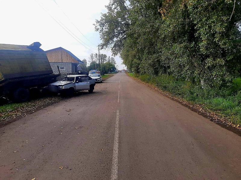Подросток получил тяжелые травмы в ДТП с ВАЗом и тракторным прицепом в Красноярском крае