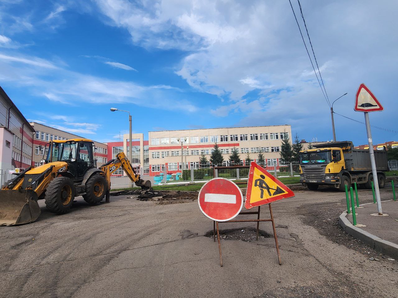 К красноярским школам в преддверии нового учебного года готовят проезды