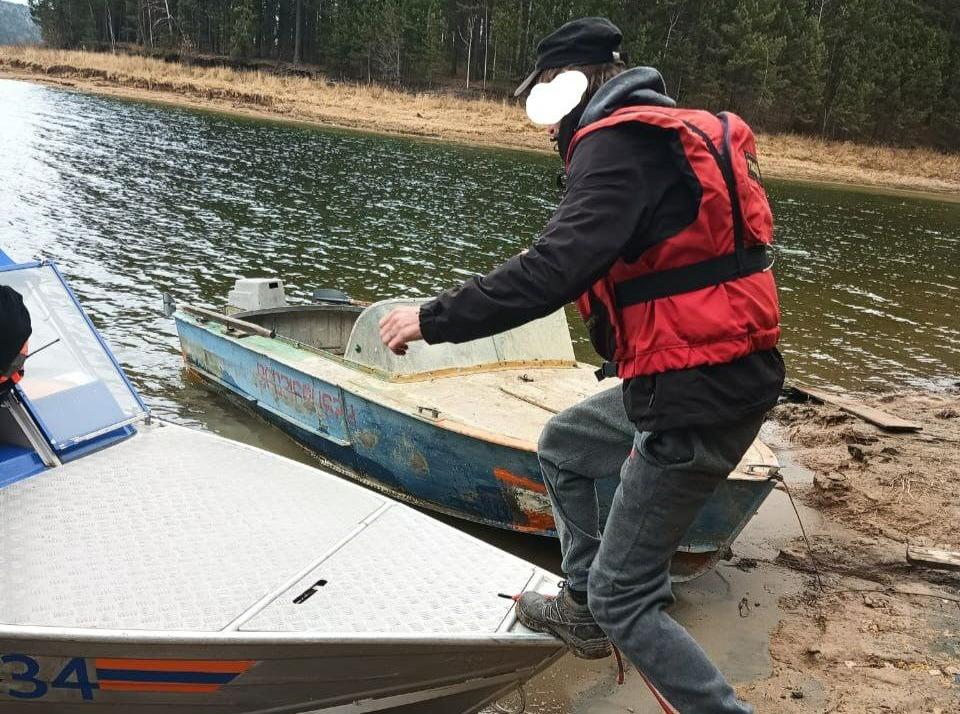 На Красноярском водохранилище спасли двух рыбаков