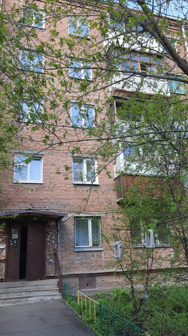 В Красноярске 4-летний ребенок выпал из окна