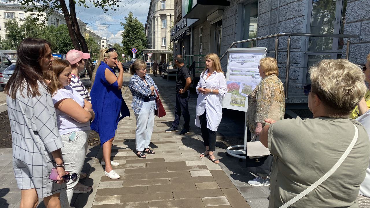 В центре Красноярска высадят новые яблони и ясени