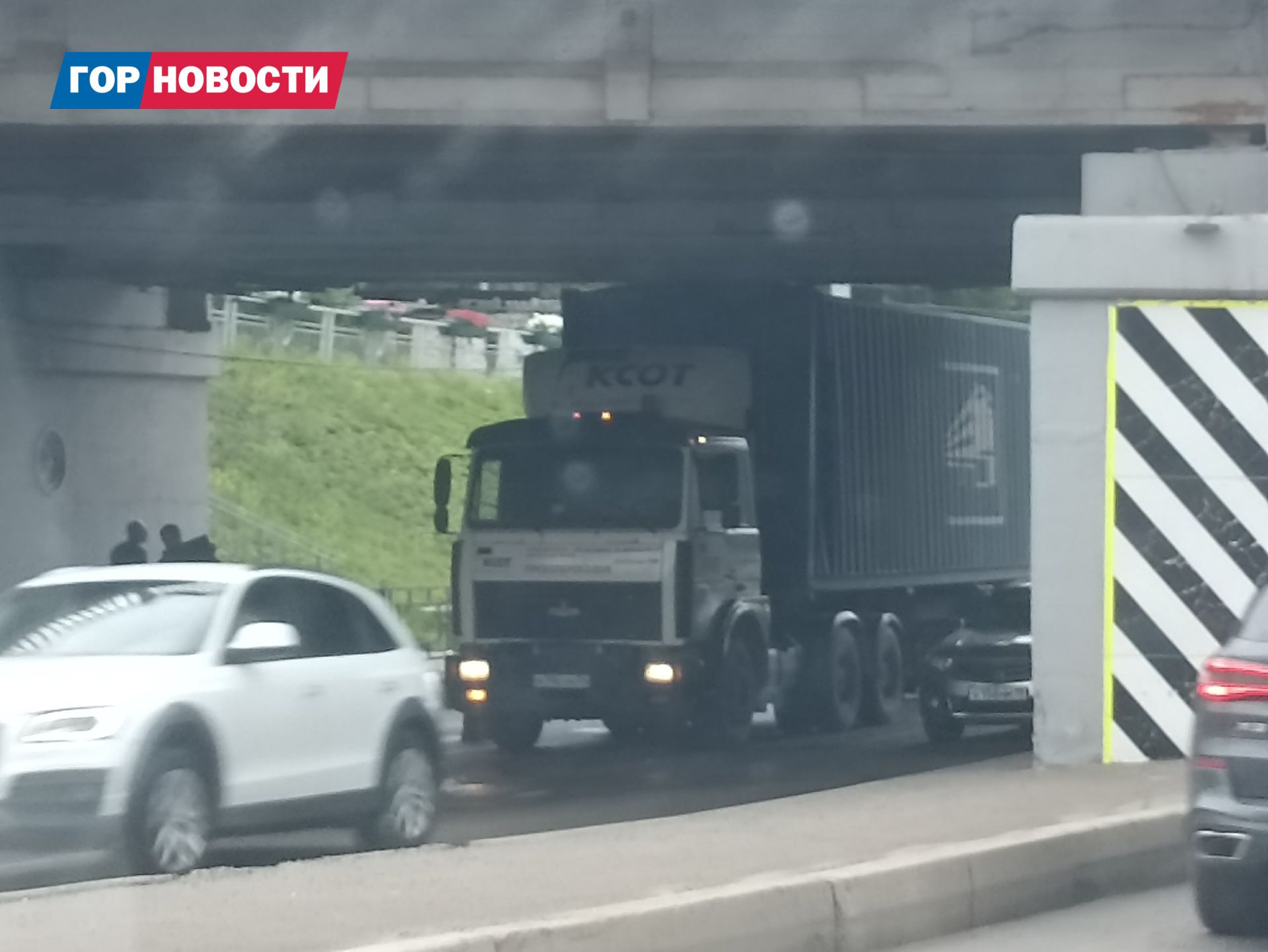 Грузовик застрял под путепроводом на проспекте Свободный в Красноярске