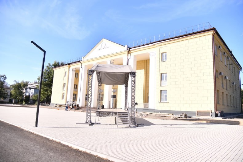 Красноярские строители завершают ремонт Дворца культуры в ЛНР