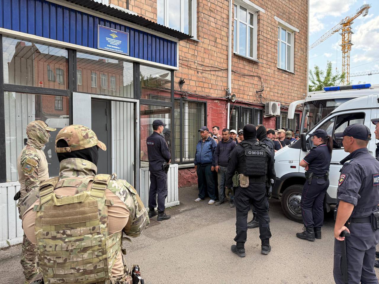 В Красноярске задержаны 52 иностранца