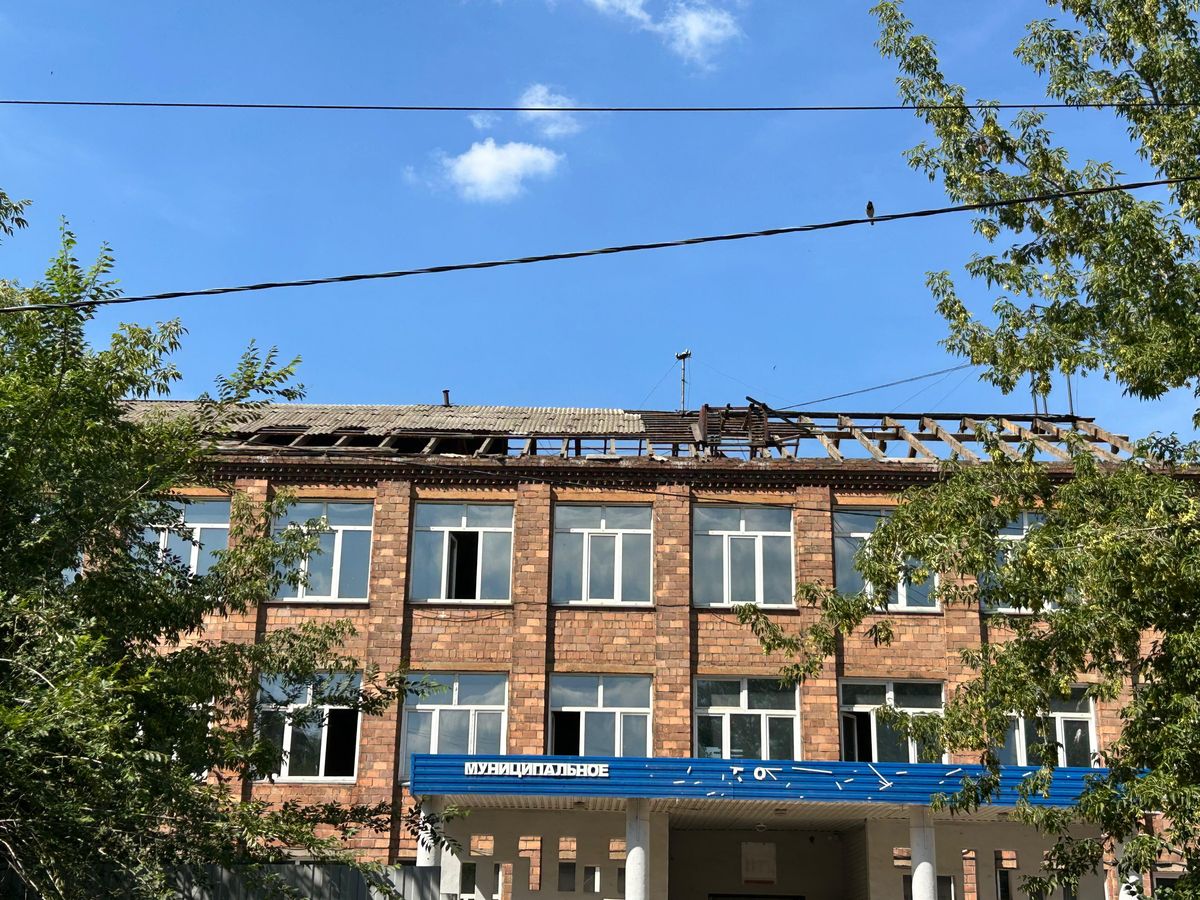В аварийной школе на Аэровокзальной начался ремонт кровли