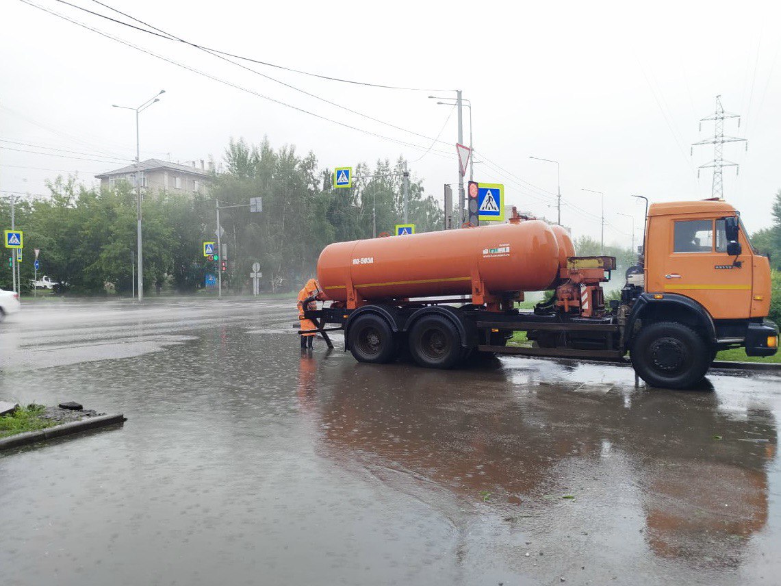 В Красноярске с утра откачивают воду с улиц из-за сильного дождя