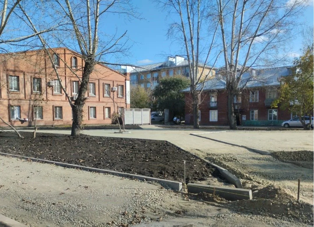 На улице Паровозной в Красноярске обустраивают новые тротуары и пешеходные дорожки