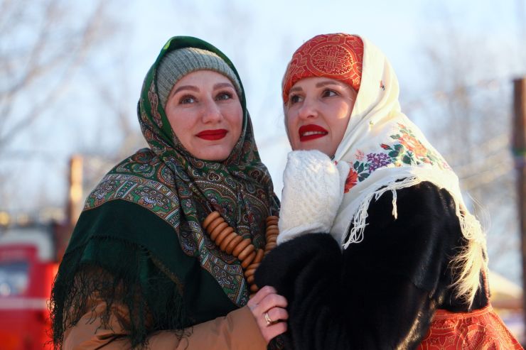 Блины, хоккей в валенках и столб с призами: как в Красноярске отметят Масленицу