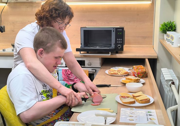 В Красноярске открылась учебно-тренировочная квартира для особенных подростков