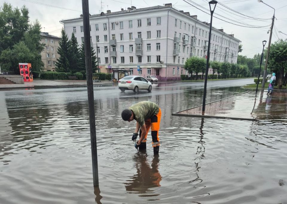 В Красноярске устраняют последствия ночного ливня