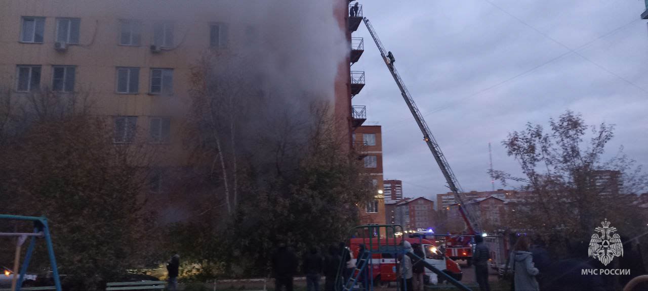 В Красноярске спасли 59 человек при пожаре в жилом доме на Вильского